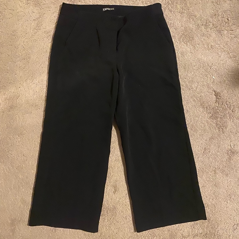 Express wide leg culotte, black, size 4. Hook, button, zipper closures.